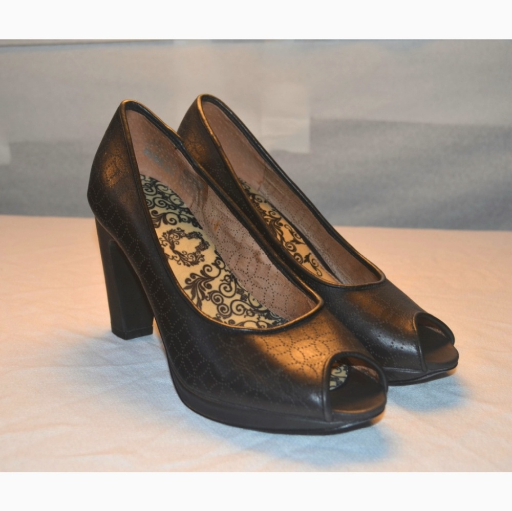 PRICE DROP...Fossil 6 1/2 open toe heels.